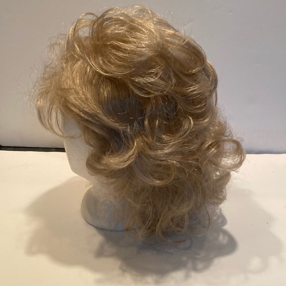Woman’s Blonde Wig - Picture 2 of 5